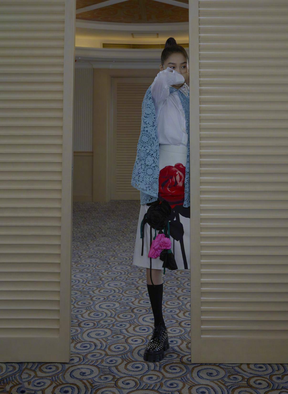 原创关晓彤终于不"土"了!只是换了个发型,居然秒变时髦精?