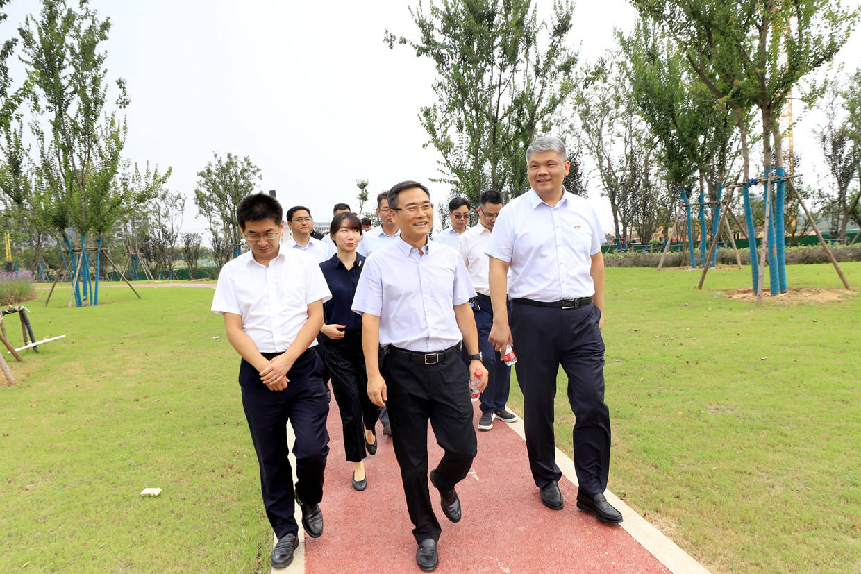 中原银行监事长郝惊涛一行莅临邓州调研