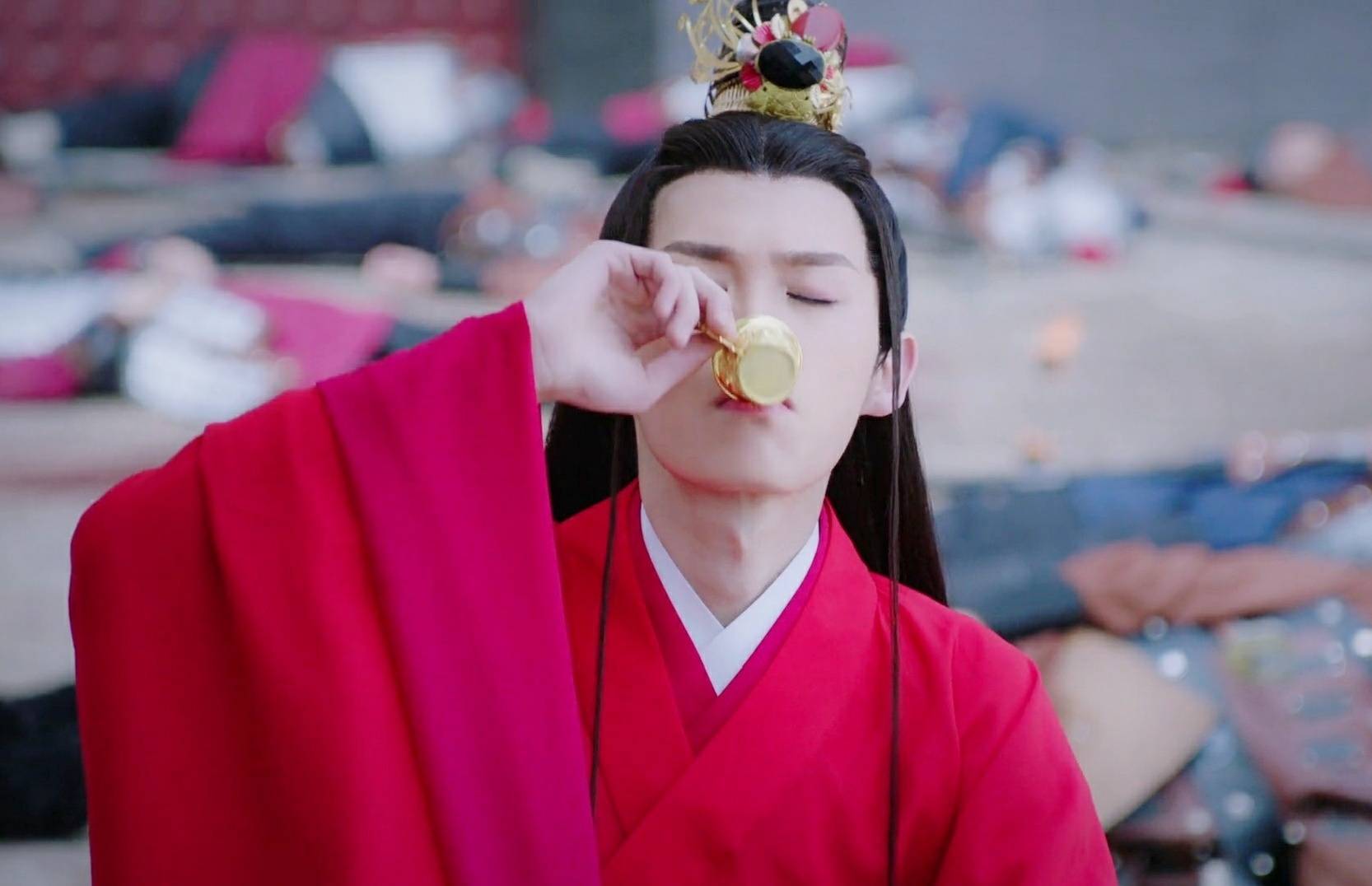 惊艳了时光的红衣男子,他的扮相胜过众多一线明星