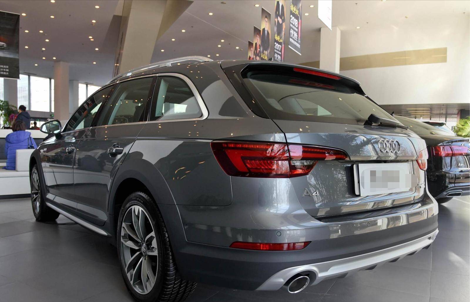 新款奥迪a4旅行版来袭20t四驱落地26万时尚外观真帅气