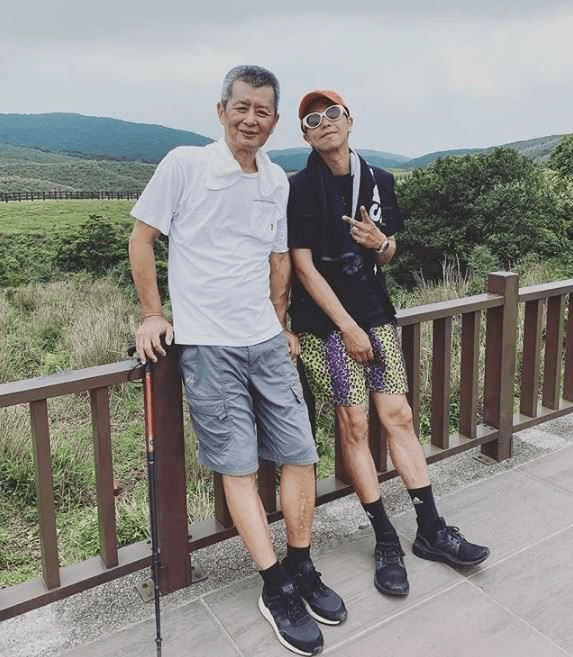 原创黄鸿升被发现时已长尸斑父亲目睹惨状痛断肝肠胸前刺青惹泪目