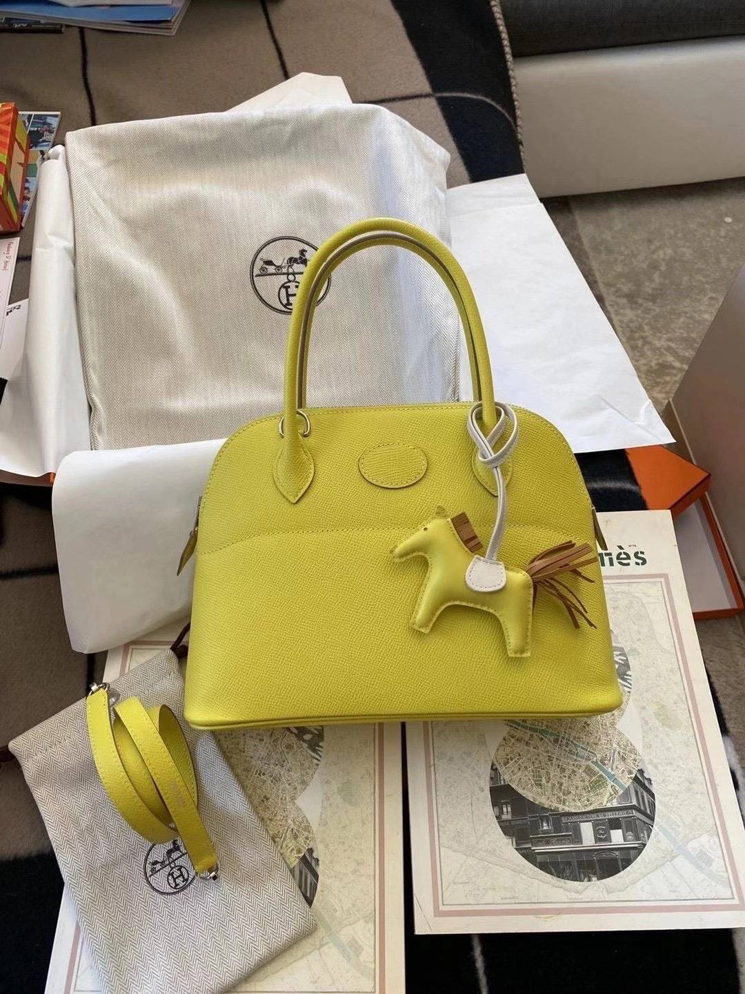 巴黎柜台里面的爱马仕bolide新色保龄球包欣赏_手机搜狐网