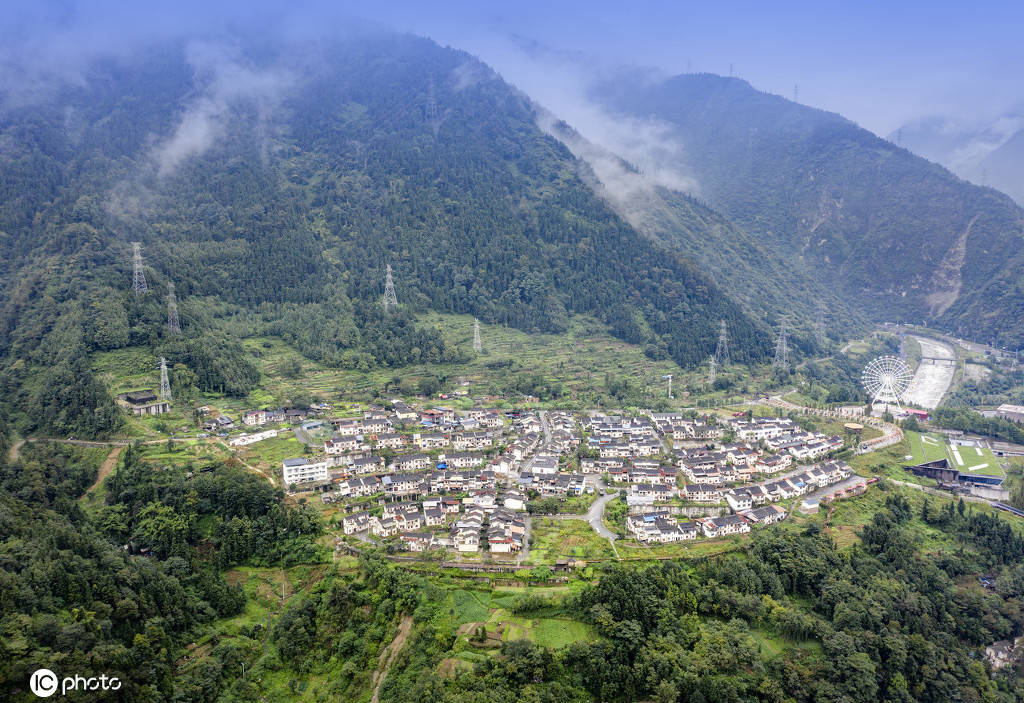 1/ 12 映秀鎮地處四川汶川縣城南部,與臥龍自然保護區相鄰.