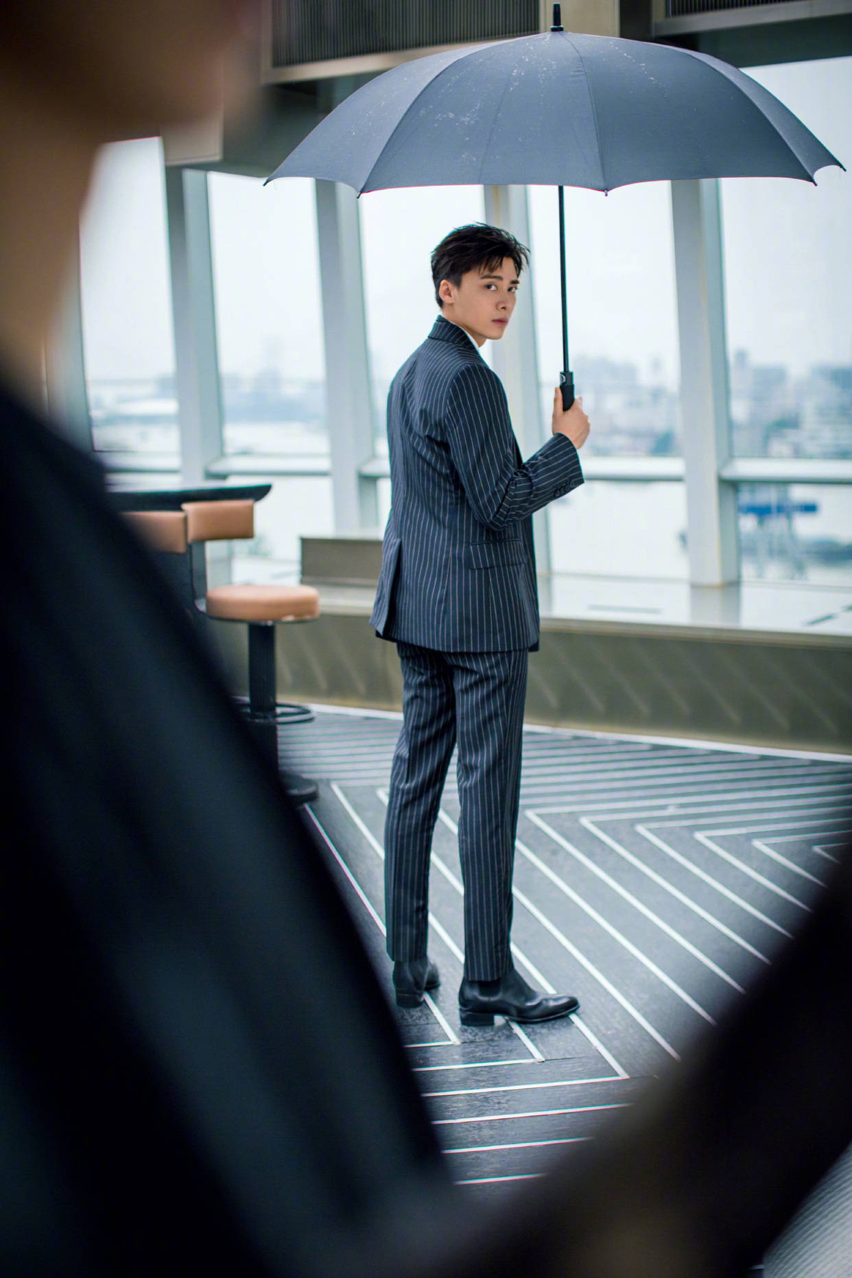 李易峰出席活动,一身条纹西装尽显绅士品格,天台撑伞霸总范十足