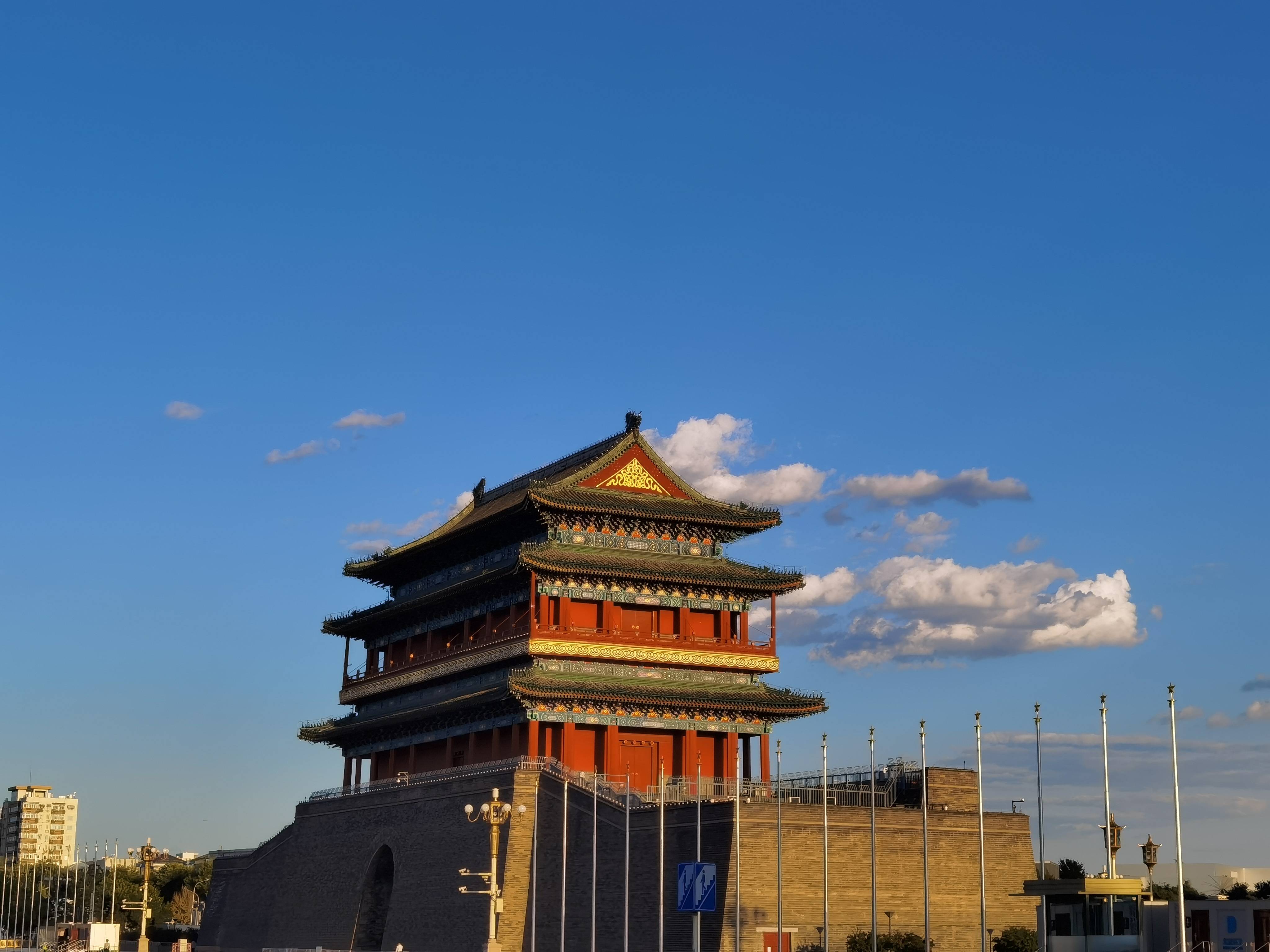 夕阳和蓝天白云,把前门和箭楼城楼装点成天宫模样_祥云