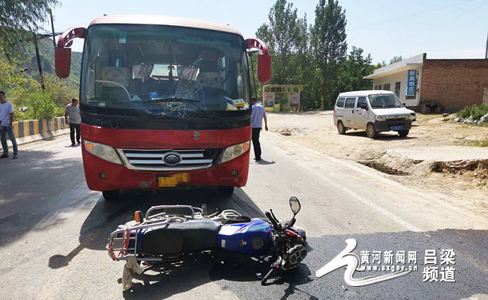 牌二轮摩托车,在事发路段左转弯,与苏某某驾驶的晋j35xxx大型客车相撞