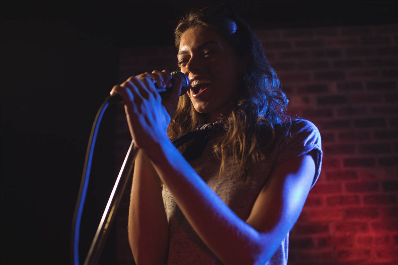 喜欢唱歌的人请参考,在卡拉ok约会成功的秘诀,如何避免失败