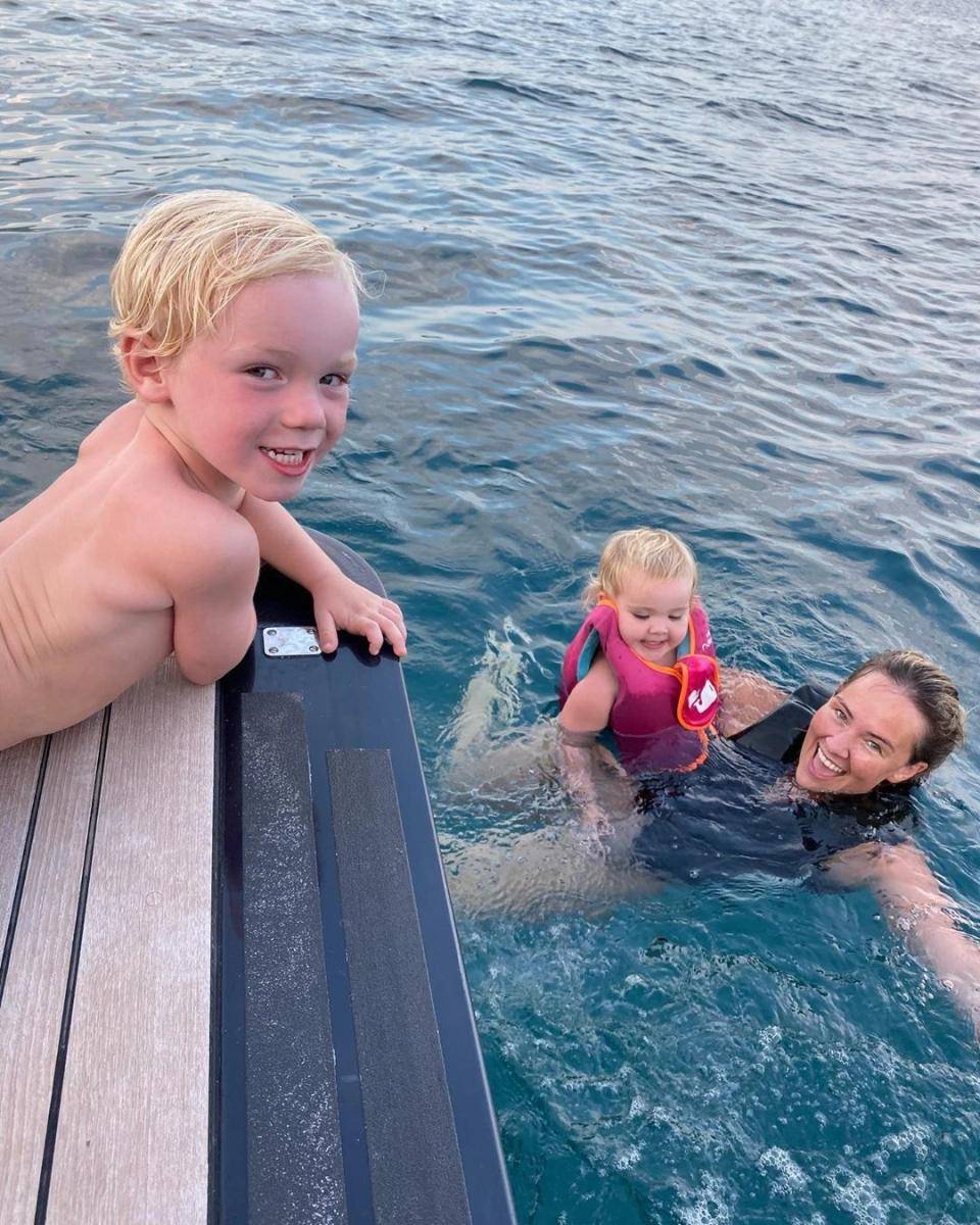 嘴炮一家在游艇上打高尔夫,老婆心真宽,全然不受康纳猥亵门影响