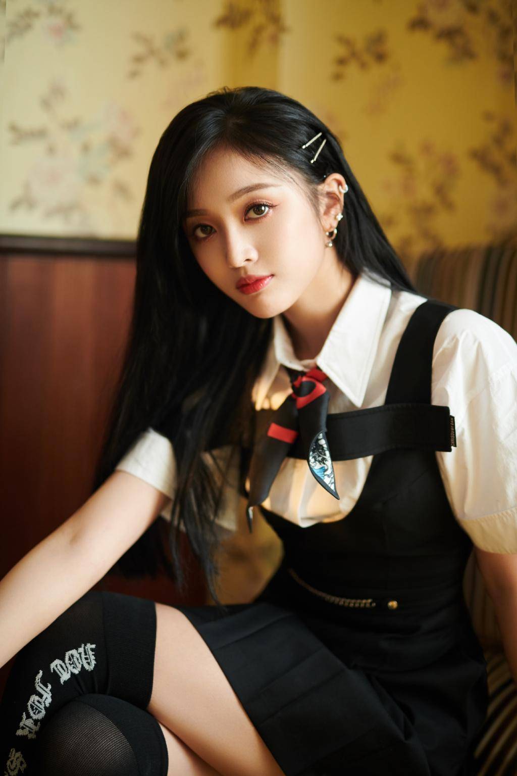 吴宣仪真是太会穿,黑色背带裙搭白色衬衫,轻松打造甜酷学院风