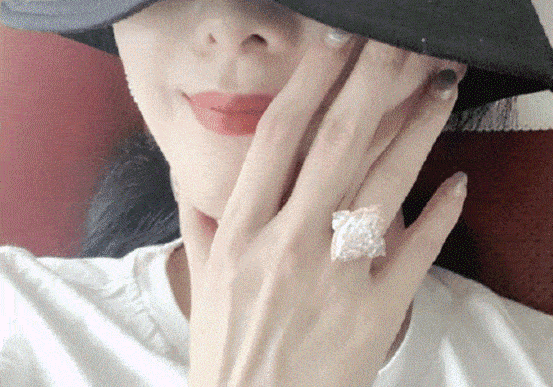 范冰冰再官宣新恋情?公开晒超大钻戒!