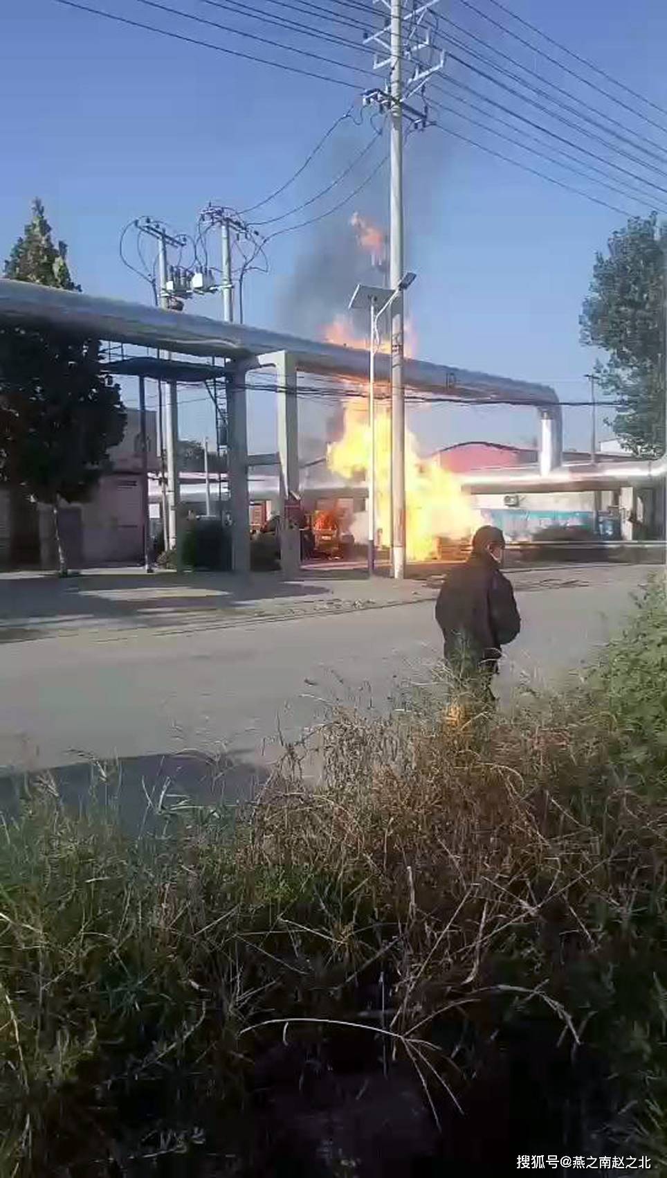 保定一处燃气管道泄漏,火苗子窜起二层楼高,多部门全力排险