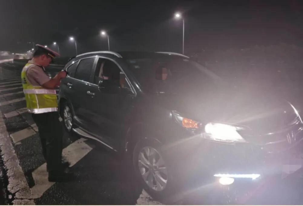 南川高速上一轿车龟速霸占超车道原因竟然是这样