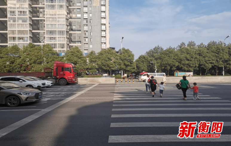 蔡倫大道通往平湖公園路口,車輛遇到行人過人行橫道,都能井然有序地