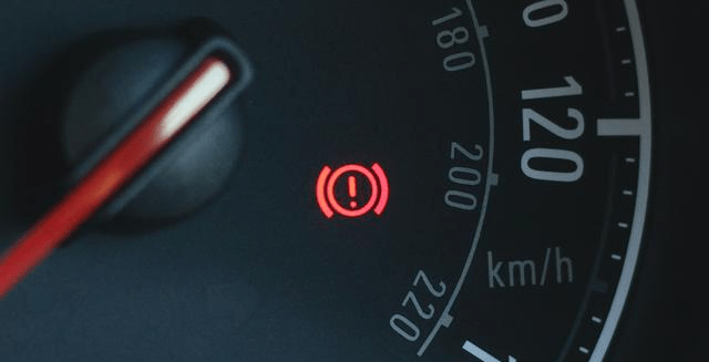 有时候刹车油报警灯亮了司机反而会以为是手刹指示灯开关坏了而忽略了