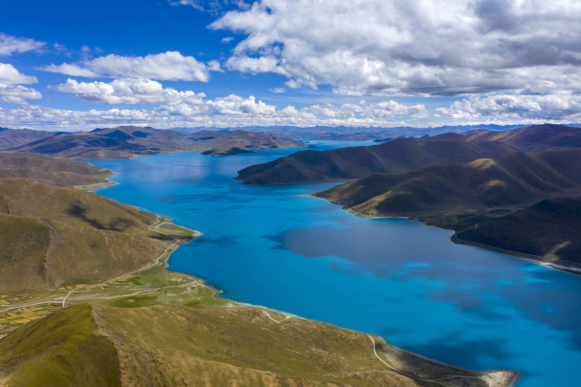 西藏山南:"圣湖"羊卓雍措美景如画