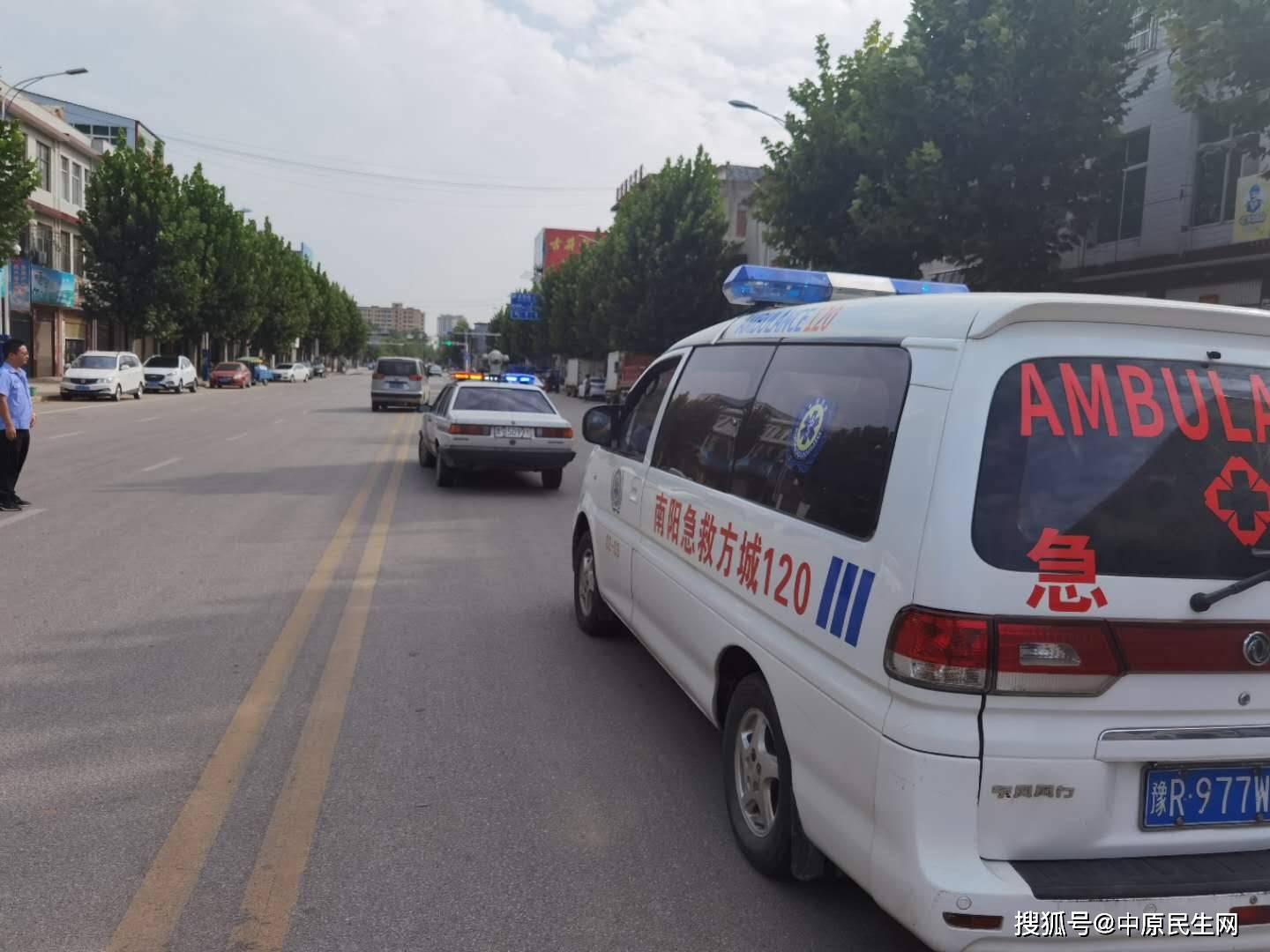 方城交警警车开道,确保急救车辆优先通行