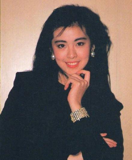 跟着港星学穿搭,女神王祖贤90年代穿搭考古,复古潮流又不过时_风格