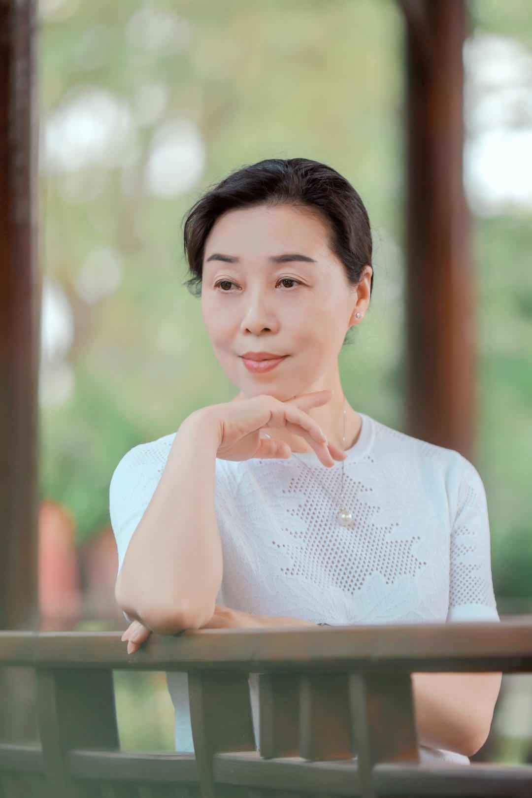拍照别总是剪刀手啊,这7个姿势更有气质,拍出来又美又优雅