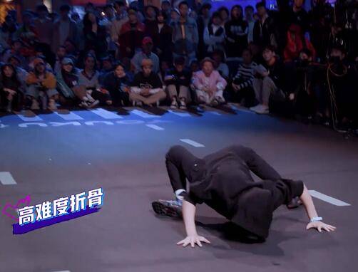 阿ben表演折骨舞三位小众舞种实力强劲的手介绍完,锅锅给出我自己心中