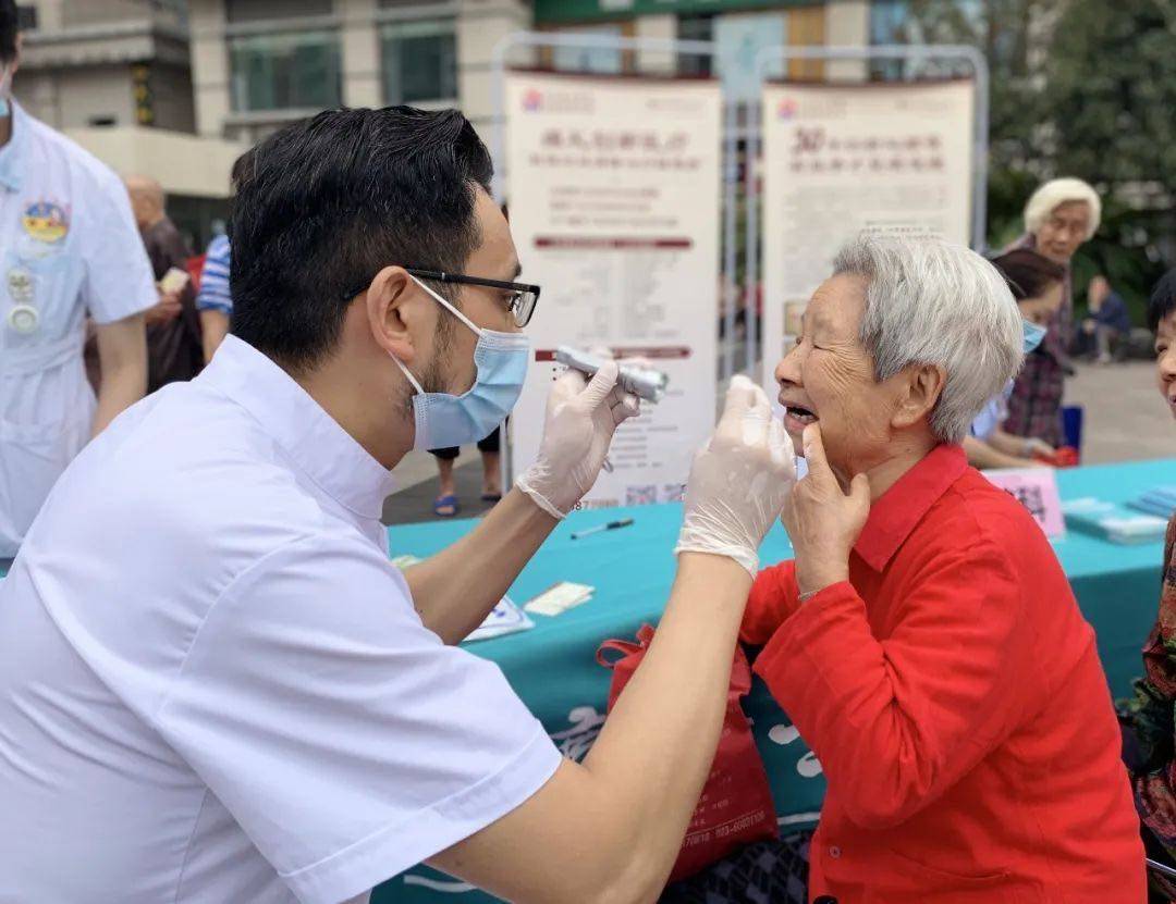 全国爱牙日 骑士医院开展口腔义诊活动_手机搜狐网