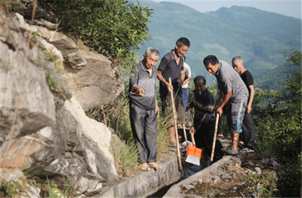 贵州的当代愚公,在陡峭大山上修水渠,一天一夜凿一米,36年成功_王坝村