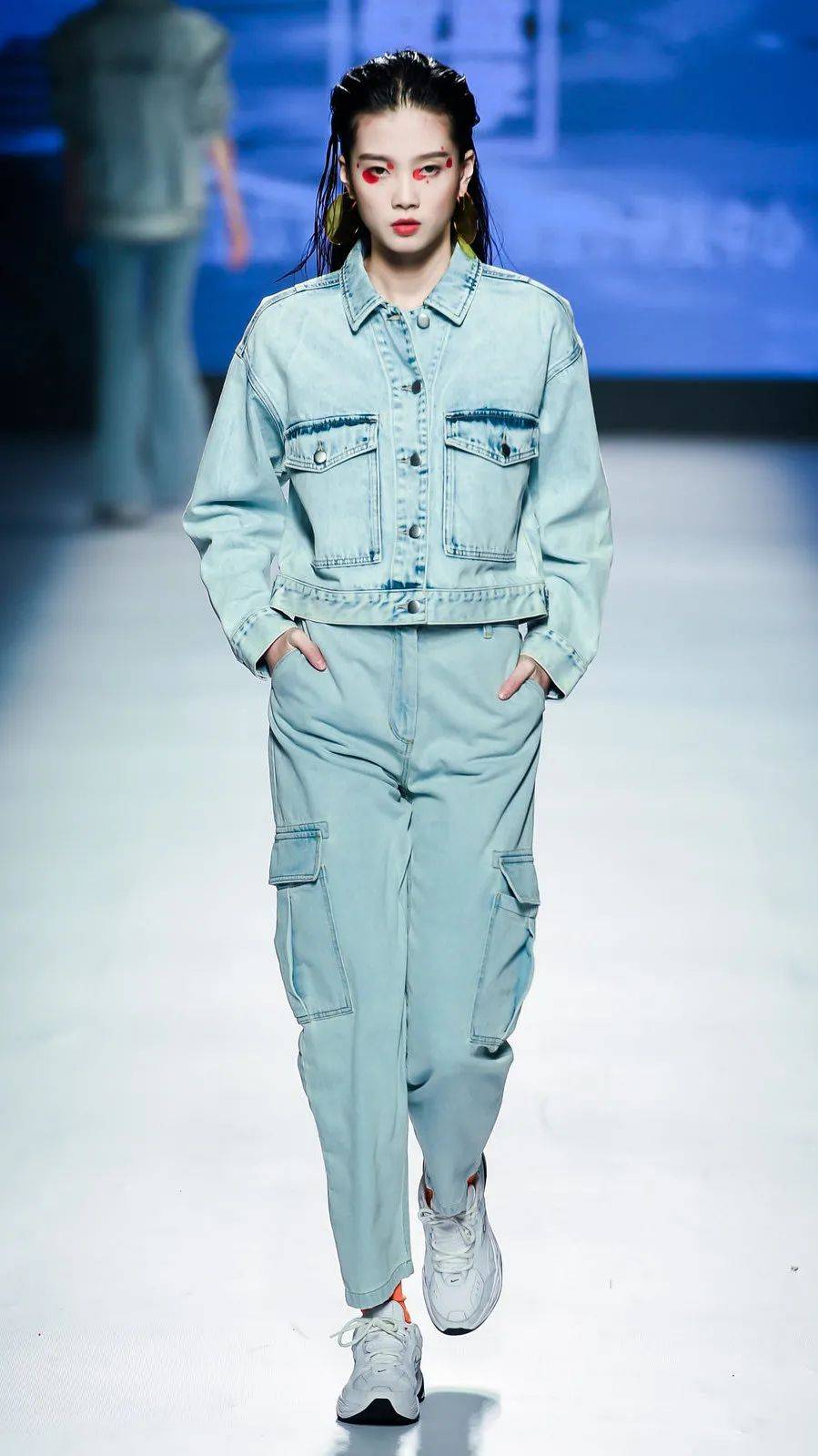 黄氏集团旗下靛蓝纹学牛仔"福禄寿禧"专场时装秀在广东时装周成功举办