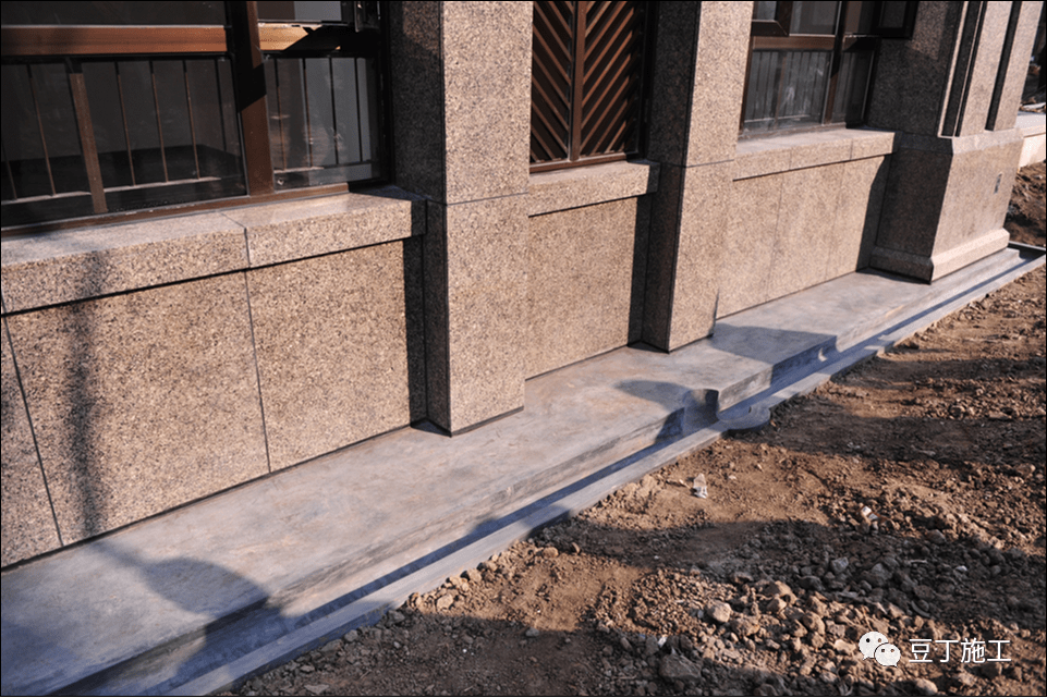 散水坡与墙面设置伸缩缝,密封胶填嵌密实明沟排水坡向正确,落水处设置