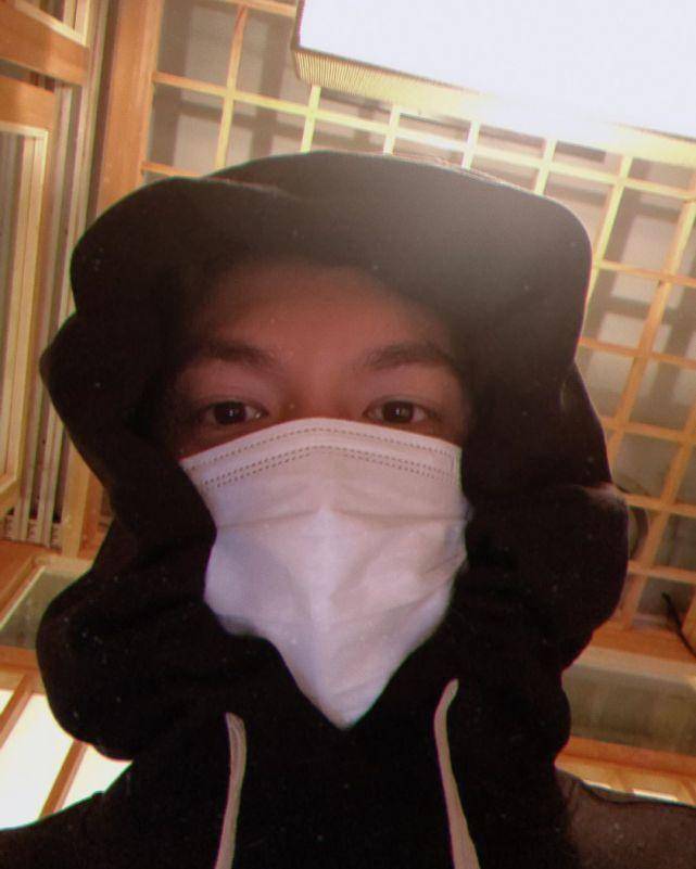 33岁李敏镐深夜晒照素颜无滤镜自拍颜值抗打法令纹很真实