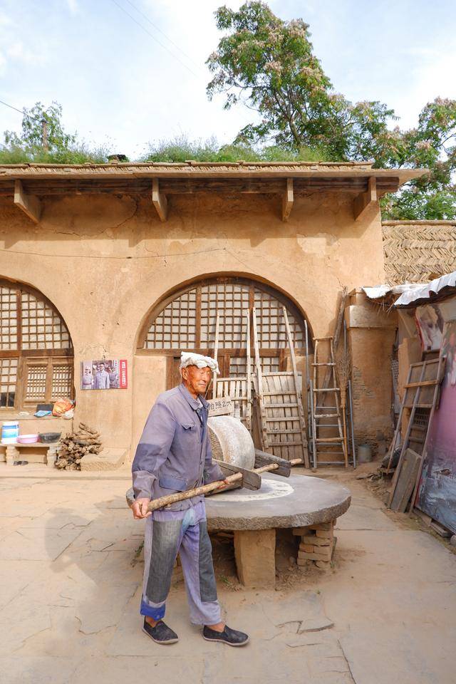 走进陕北窑洞人家,在山上凿洞居住,省下不少买房钱_手机搜狐网