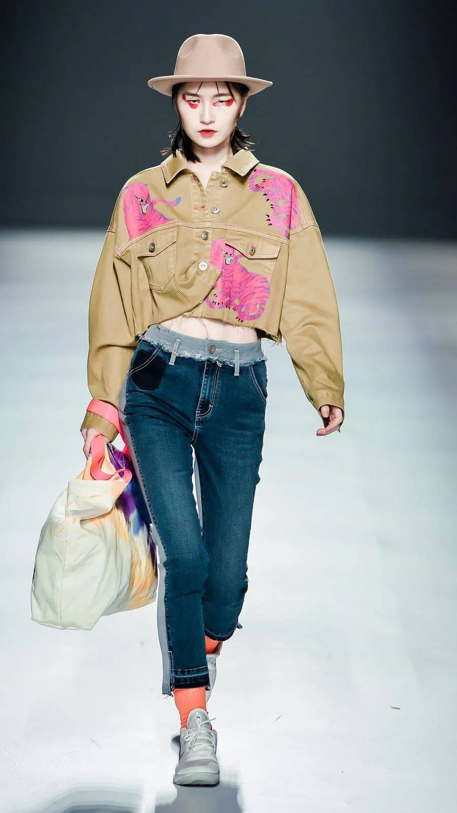 黄氏集团旗下靛蓝纹学牛仔"福禄寿禧"专场时装秀在广东时装周成功举办