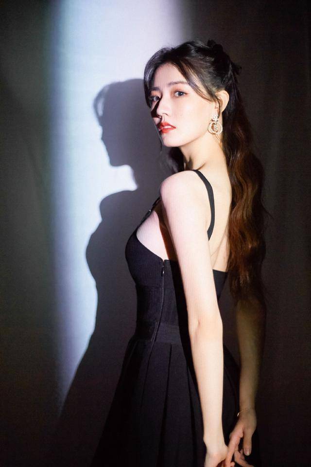 徐璐好有"料",黑色吊带裙妩媚又性感,这腰我p图都不敢这么细
