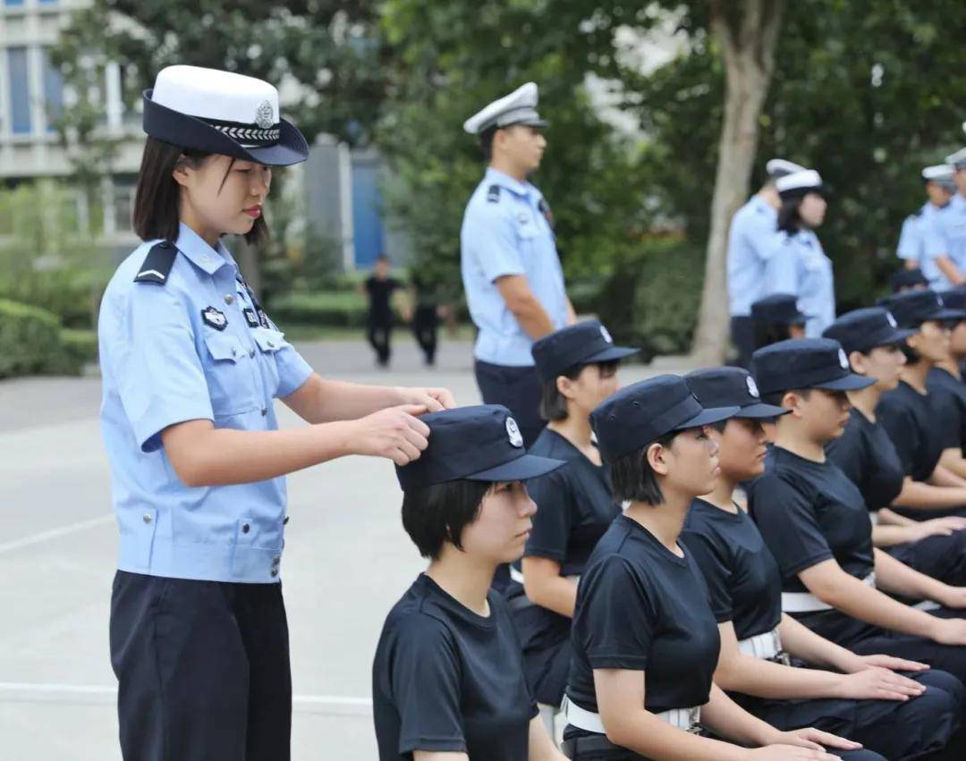 河南警察学院军训进行时坚持到底不放松少年挥汗不言弃
