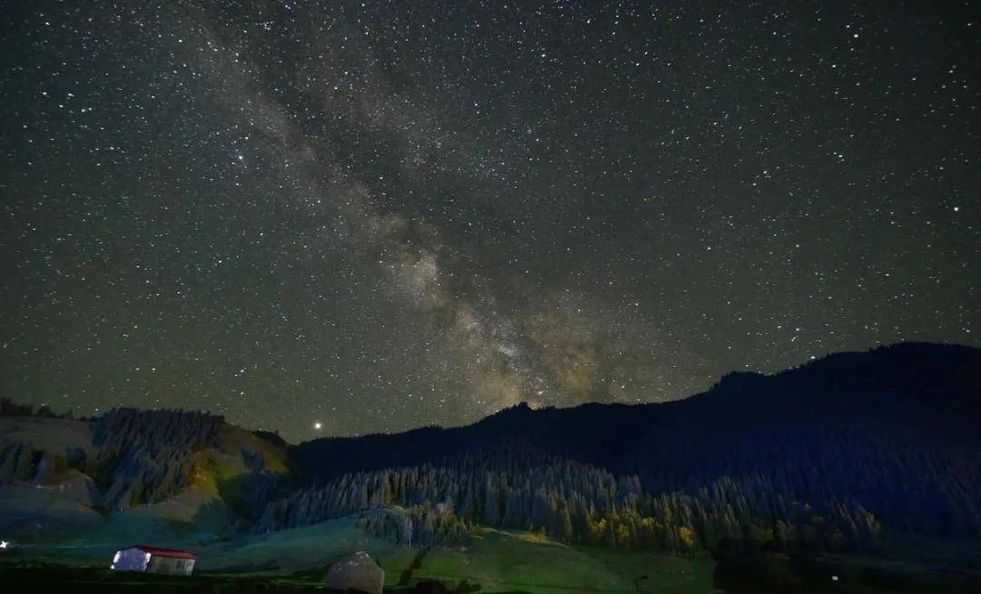 去了新疆拍了最美星空可以直接当壁纸了