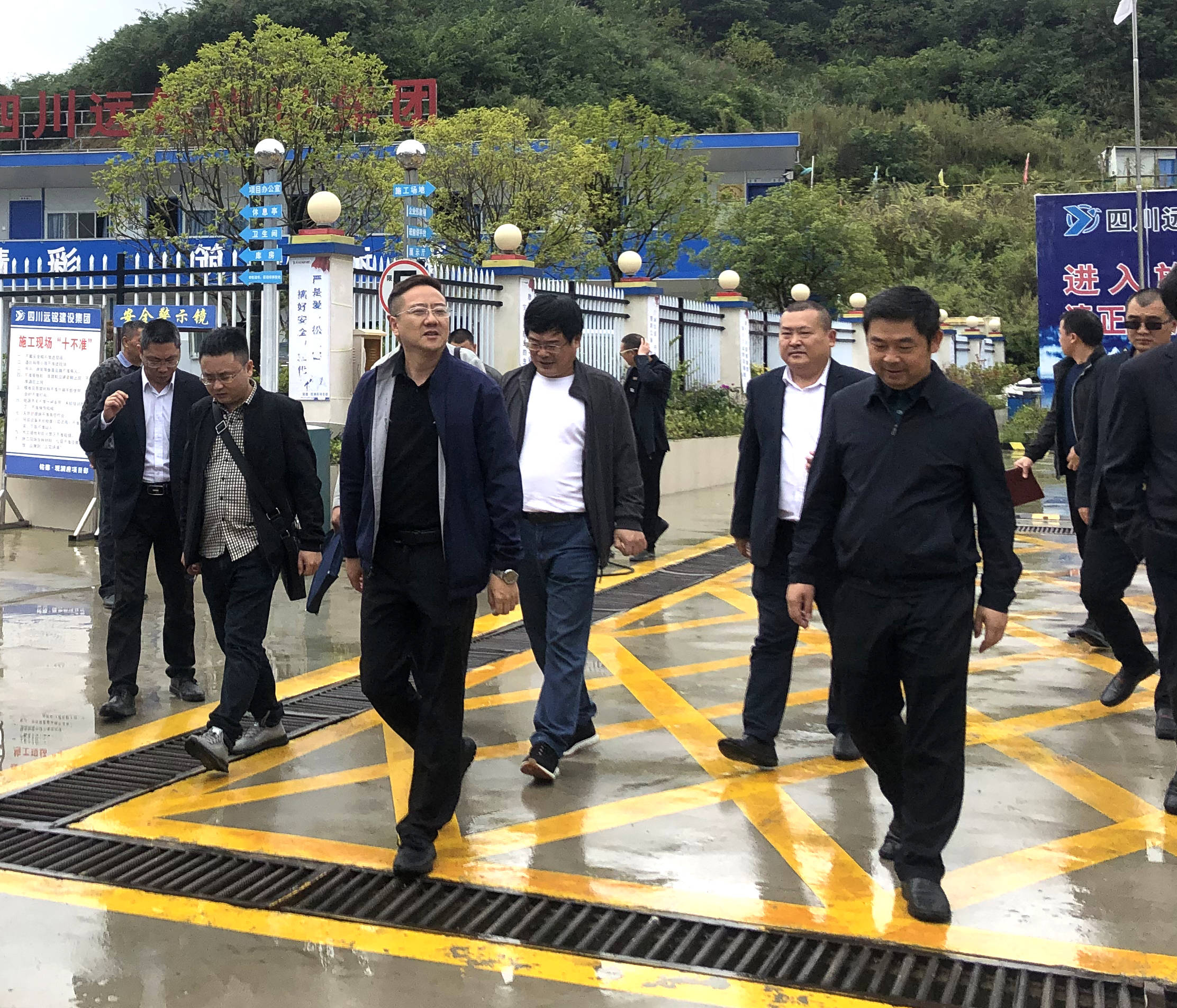 艾主任在常务副县长朱建明,副县长徐守丹,贵定县公积金中心主任涂云等