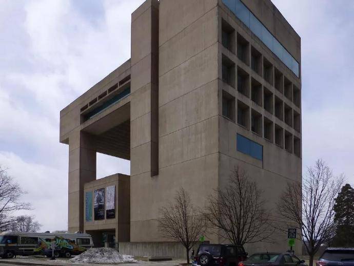 建立一个新的医学实验室,学校委托当时在宾大任教的路易斯康进行设计