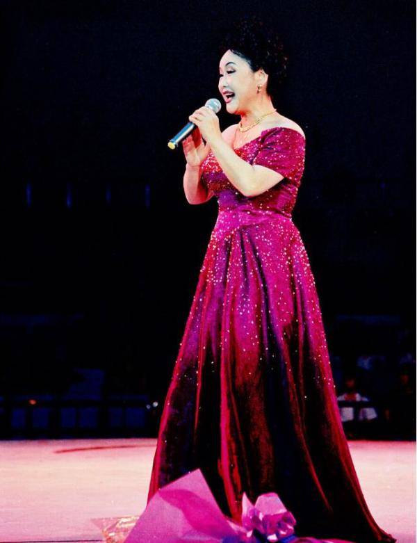 李谷一的状态让人佩服,已经快80的年纪,腰板仍然很直_礼服