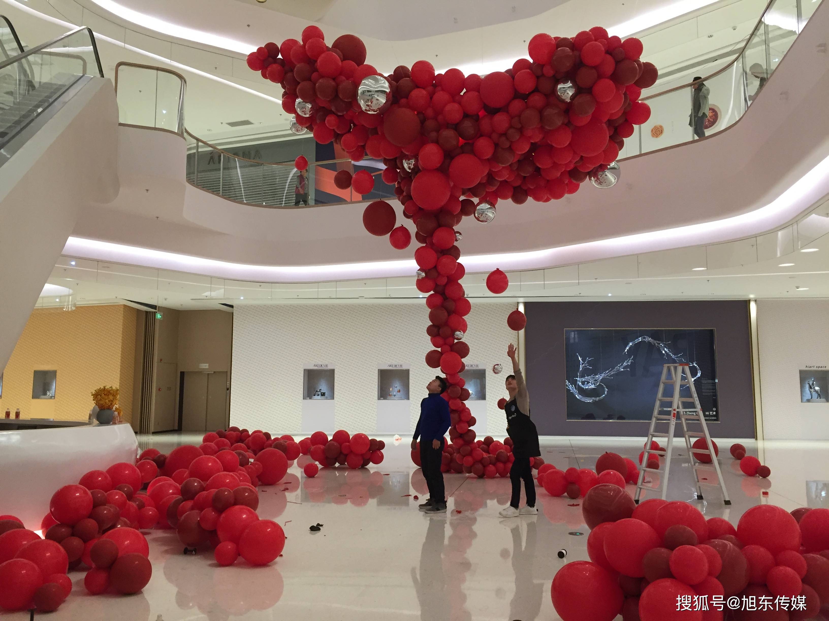 2018年湾万象城春节室内外气球美陈布置与执行深圳大型气球布置团队