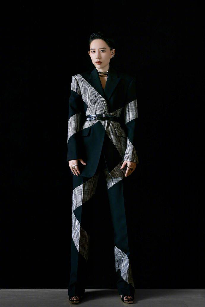 李斯丹妮穿西装好飒