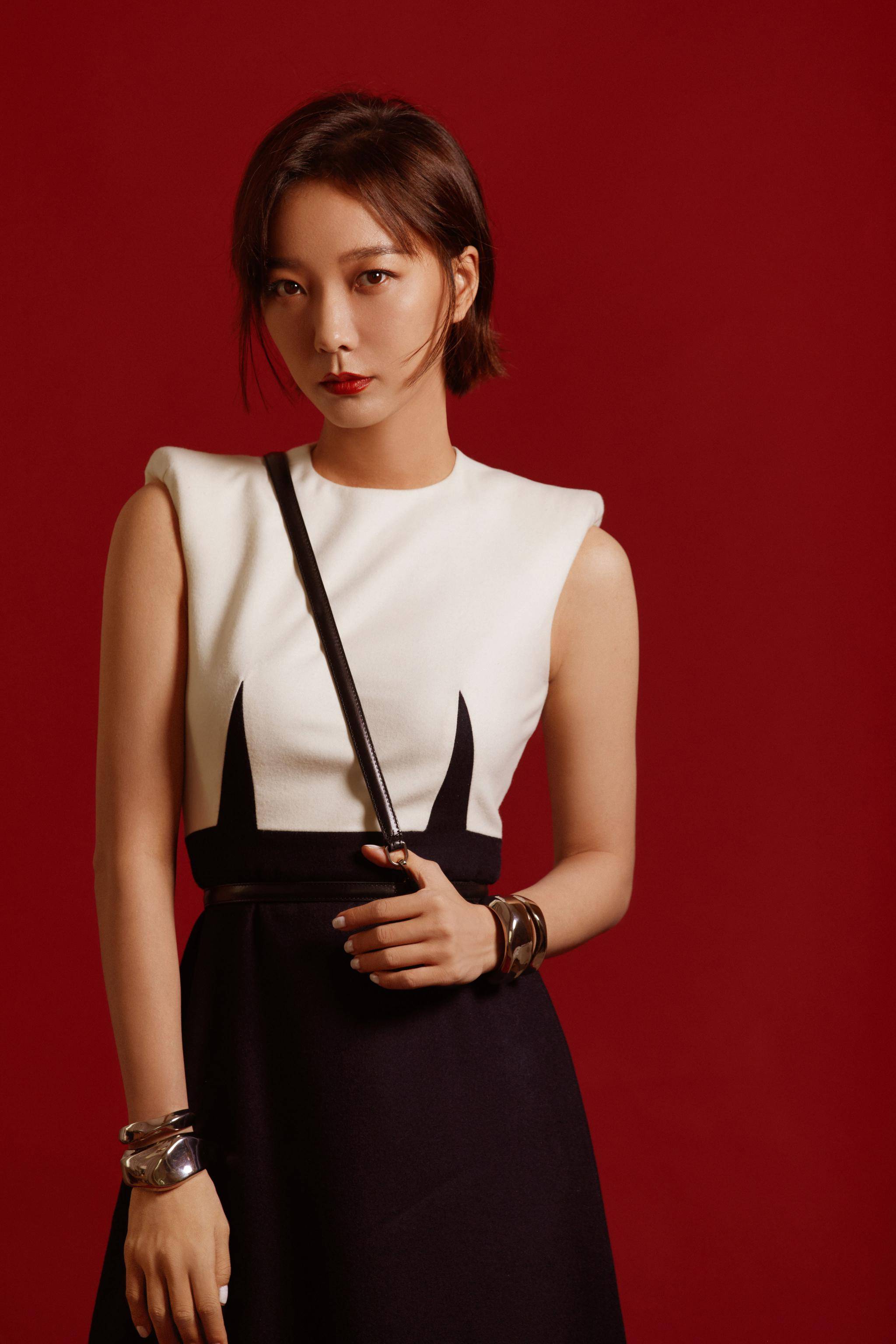 王珞丹现身时尚活动 简约冷调酷飒满分