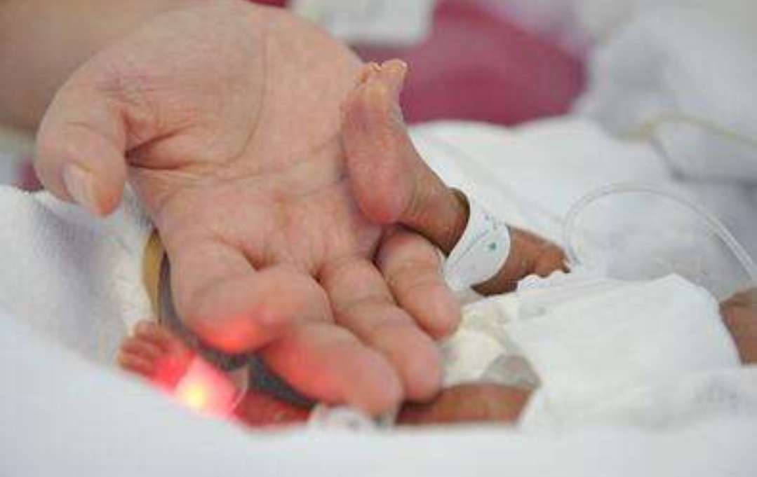 出生时仅有1斤重的宝宝现在长大了,网友:成了小帅哥_手机搜狐网