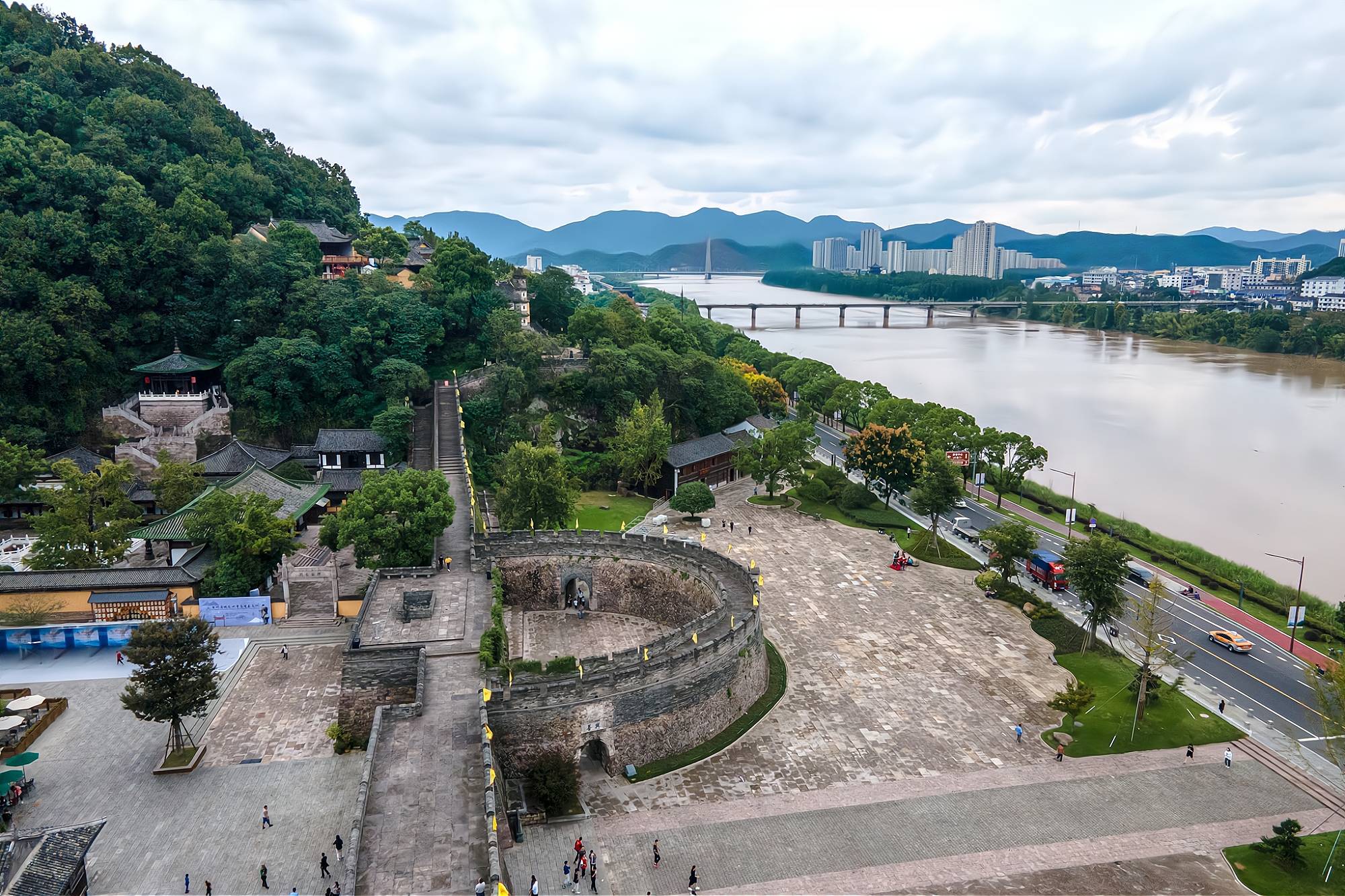 台州府城墙最高的城楼是白云楼,从八号敌台过去即可看到,白云楼前立有