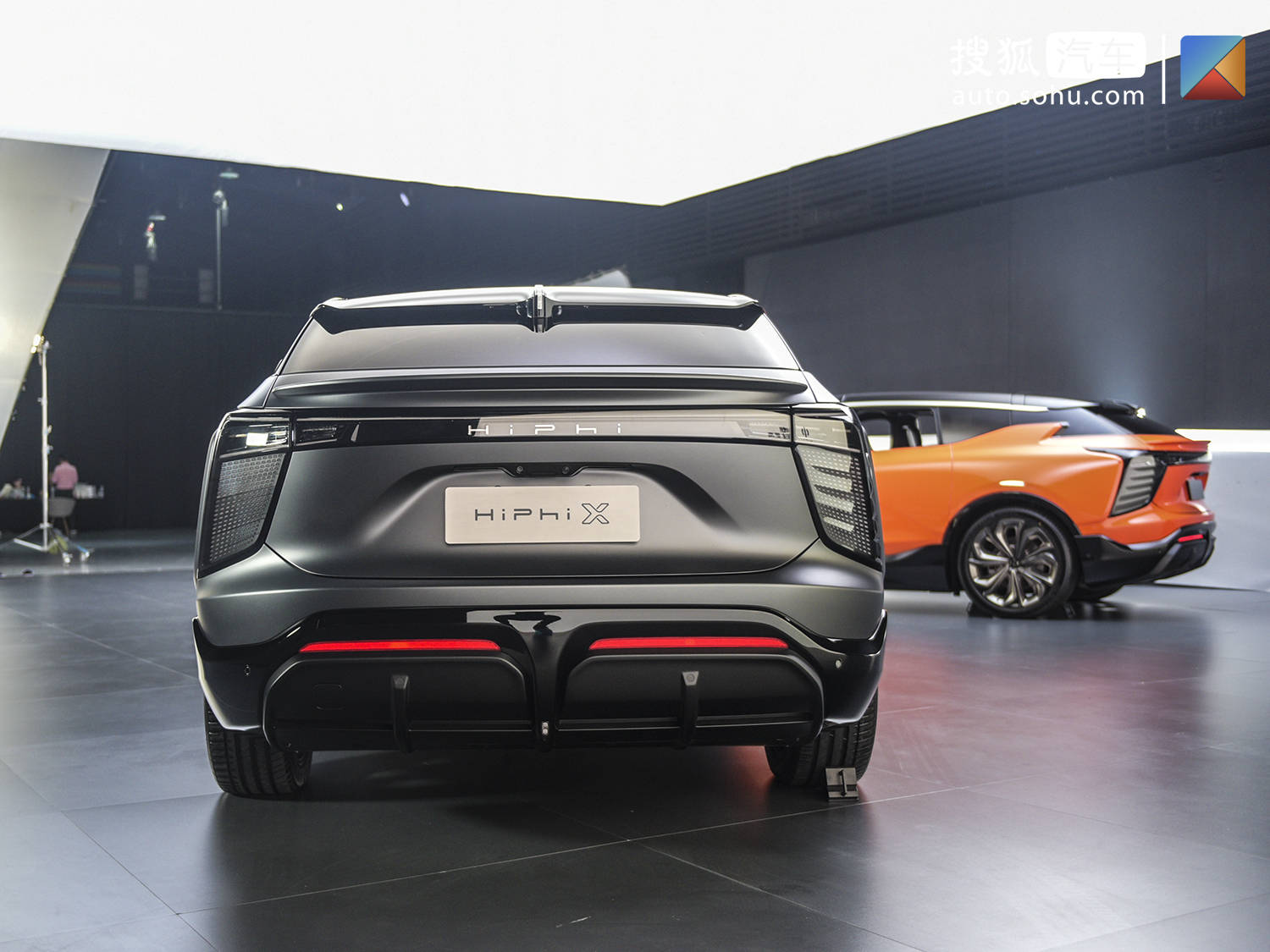 华人运通高合hiphix今日价格正式发布售价区间为6880万元