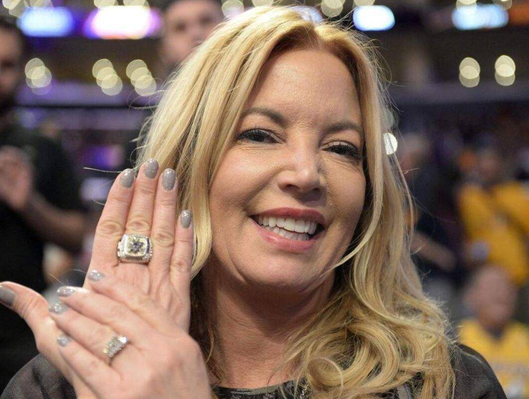 沃格尔奇招失效禅师紧急出手帮湖人渡过难关詹姆斯遭到挑衅