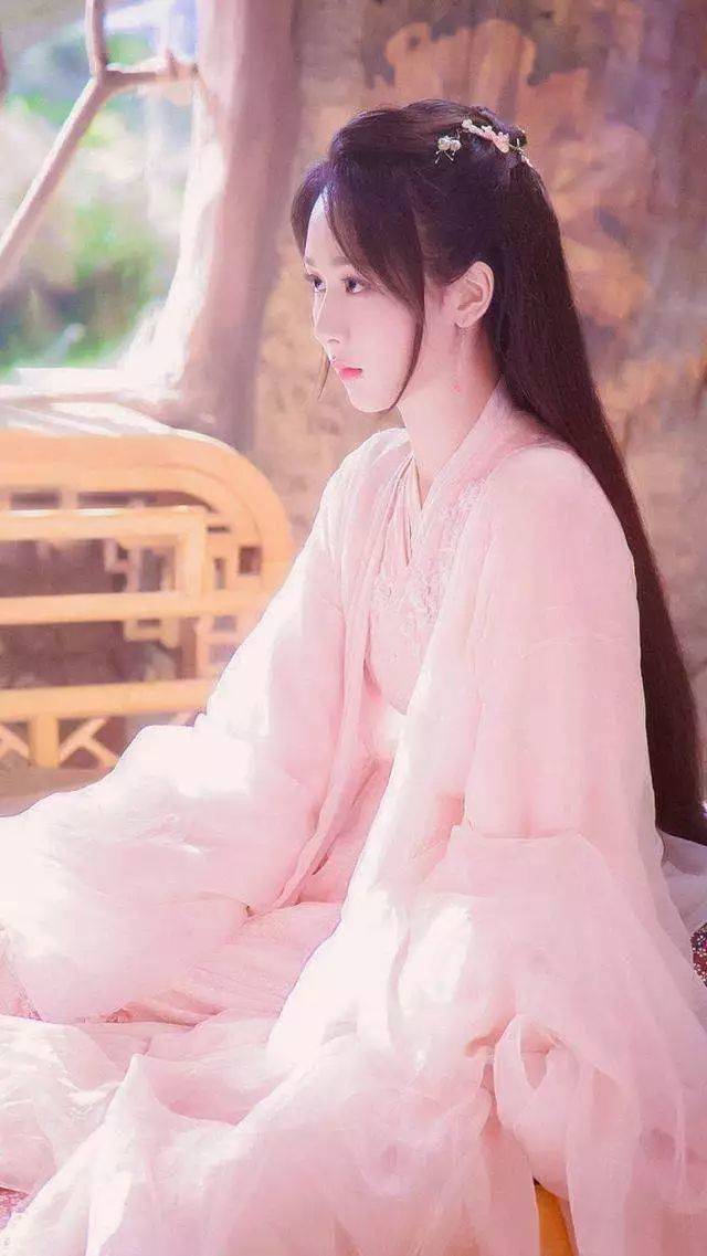 女星古装侧身照,杨紫甜美可人,李沁黑化后气场超强!