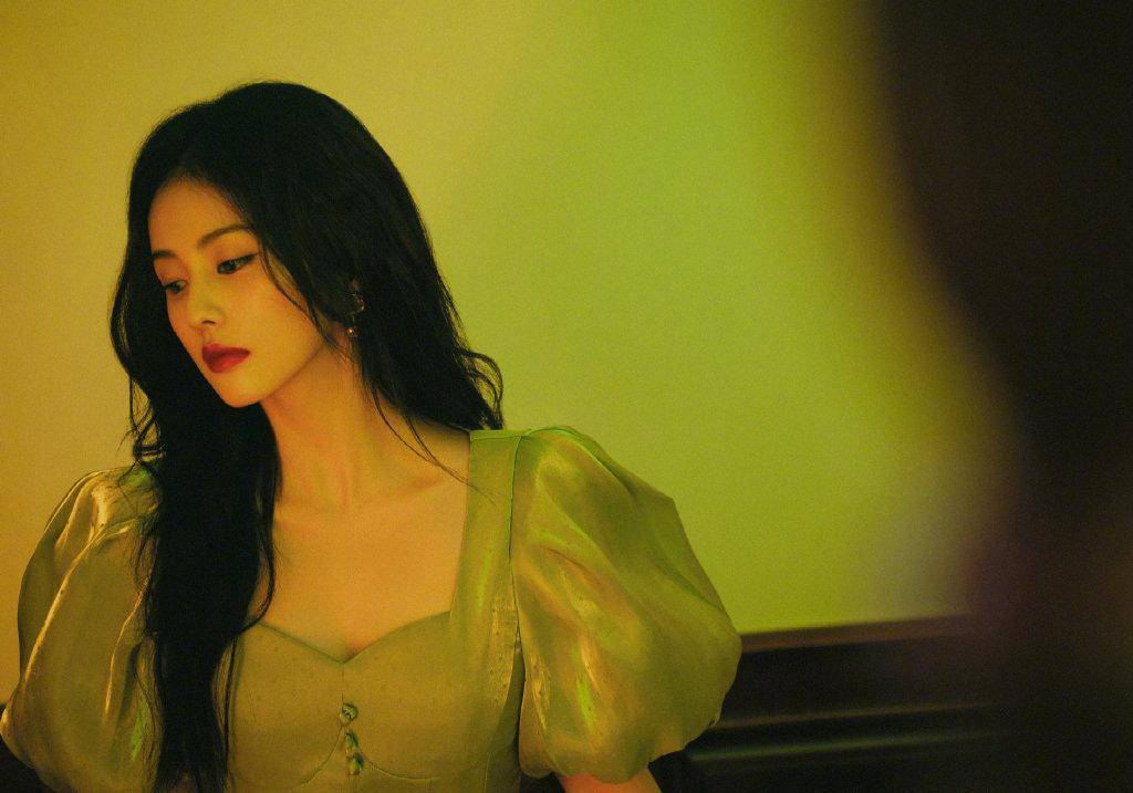 白鹿港风大片来袭红唇卷发娇艳性感修长美腿超抢镜