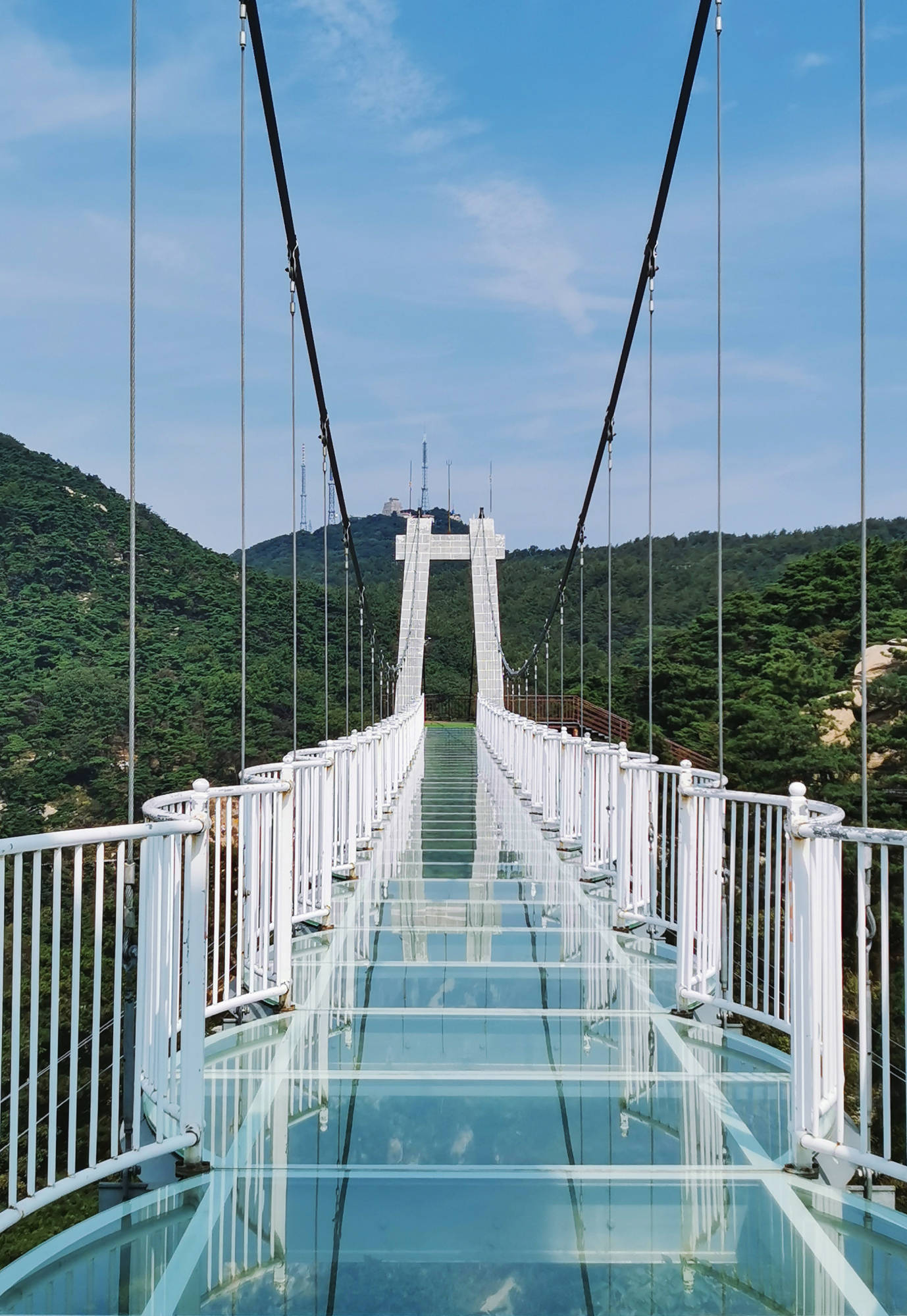 我们先去的玻璃栈道,这条透明长廊横跨于天地之间,缥缈云雾从身边穿过