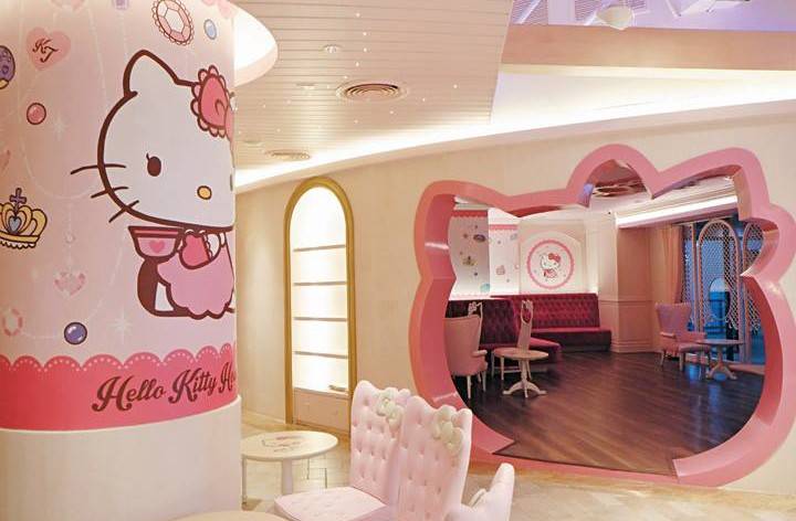 泰国这家hello kitty主题的咖啡厅,位于曼谷市中心暹罗广场附近,周末