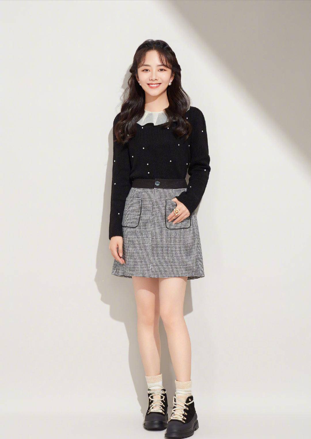 谭松韵的这种搭配会给人一种眼前一亮的感觉,长款裙子的覆盖面积比较