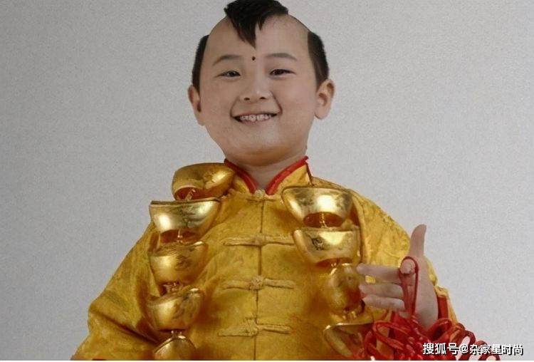 "年画娃娃"邓鸣贺8岁去世,全因母亲一句话,被网友称:童子命_父母