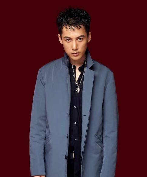 他曾是04年《超级男声》冠军,因参演《重启之极海听雷》而走红
